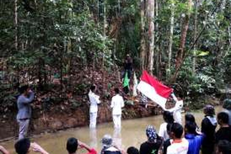 Seratusan pemuda pencinta alam Kabupaten Nunukan menggelar upacara bendera memperingati Hari Sumpah Pemuda di tengah hutan lindung Pulau Nunukan, Jumat (28/10/2016). Hal itu dilakukan sebagai protes atas pembalakan liar.