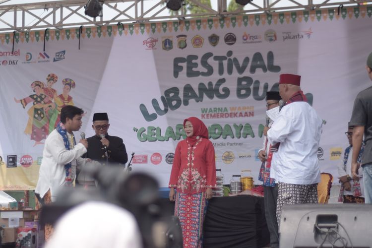 Festival Lubang Buaya digelar di Lapangan Sepakbola Lubang Buaya, Cipayung, Jakarta Timur selama dua hari pada 24-25 Agustus 2024. Pengunjung bisa menemukan 105 pelaku Usaha Mikro Kecil Menengah (UMKM) di Festival Lubang Buaya.