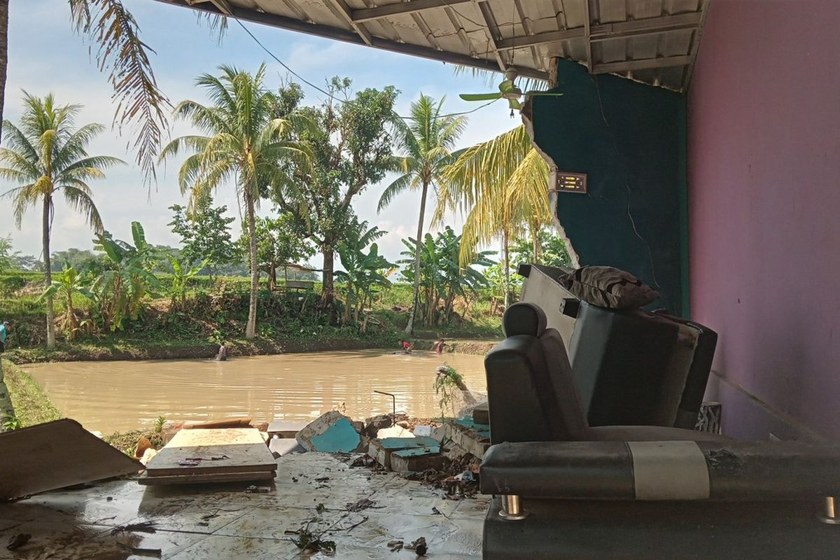 Kondisi dinding rumah warga di Cianjur, Jawa Barat, yang jebol diterjang banjir lumpur, Sabtu (27/4/2025) dini hari.