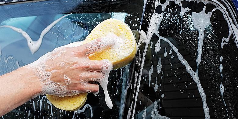 Cuci kaca mobil dengan bersih sebelum dipoles untuk menghilangkan jamur