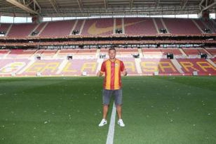 Lukas Podolski berfoto di Türk Telekom Arena setelah menandatangani kontrak untuk Galatasaray.