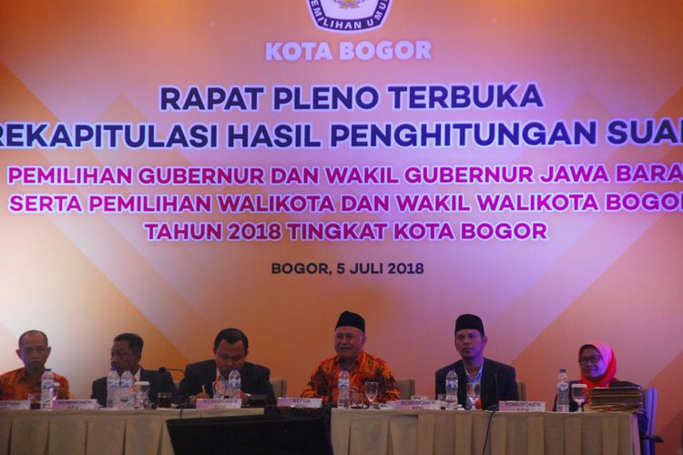 Komisi Pemilihan Umum (KPU) Kota Bogor menggelar rapat pleno terbuka rekapitulasi hasil perhitungan suara Pemilihan Wali Kota dan Wakil Wali Kota (Pilwakot) Bogor, di Hotel Pajajaran Suite, Bogor, Kamis (5/7/2018).