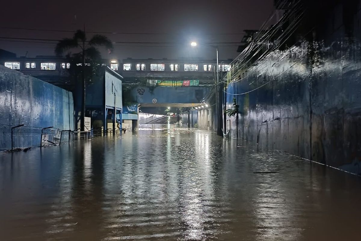 Tenggelamnya Jalan Baru Underpass, Bekasi Timur, Kota Bekasi akibat hujan deras yang mengguyur sejak pukul 17.00 WIB. Ketinggian air yang mencapai sekitar 150 centimeter membuat akses jalan tersebut lumpuh dan tidak dapat dilewati kendaraan.