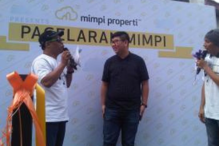 CEO Mimpiproperti.com, Johansyah, (berbaju hitam) di sela peluncuran situs listing terbaru itu di Taman Ismail Marzuky, Jakarta, Minggu (21/9/2014).