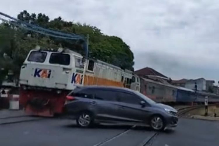 Viral Mobil Terobos Palang Kereta di Semarang, KAI Koordinasi dengan Polisi Telusuri Pengemudi