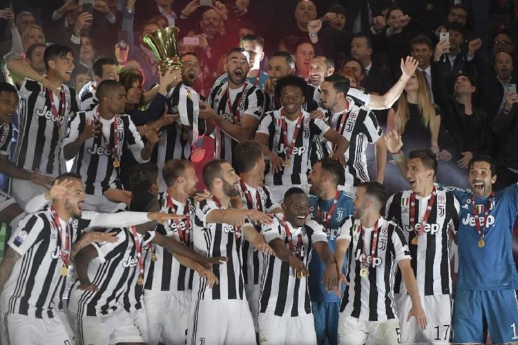 Para pemain Juventus merayakan keberhasilan menjuarai Coppa Italia 2017-2018 seusai mengalahkan AC Milan di Stadion Olimpico, 9 Mei 2018. 