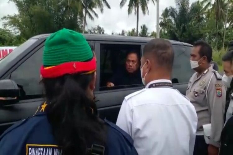 Tangkapan layar video Gubernur Sulut Olly Dondokambey bersama rombongan saat melintas di salah satu ruas jalan yang sempat ditutup warga di Minahasa Utara. Olly tampak menurunkan kaca pintu mobil dan berbicara kepada warga.