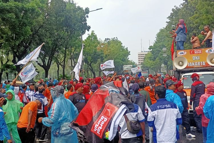 Massa buruh menggelar aksi unjuk rasa menolak kenaikan harga BBM hingga menuntut naikan UMP tahun 2023 sebesar 13 persen di Balai Kota DKI Jakarta, Jakarta Pusat, Rabu (21/9/2022).