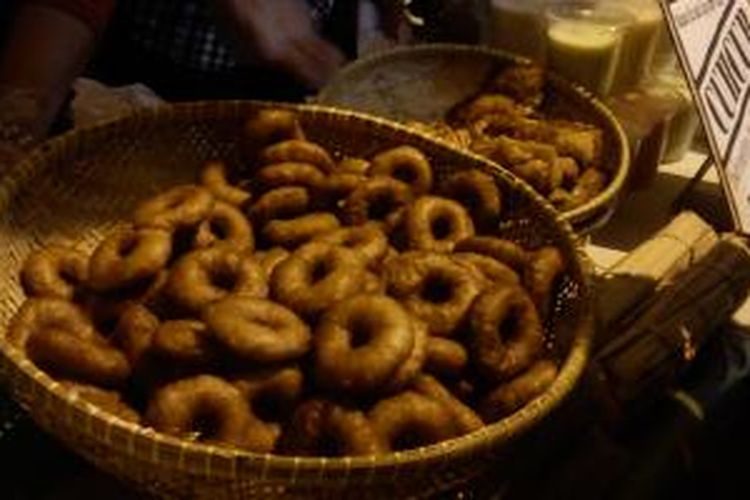 Ali agrem, makanan tradisional Sunda yang disebut juga sebagai kue cincin.