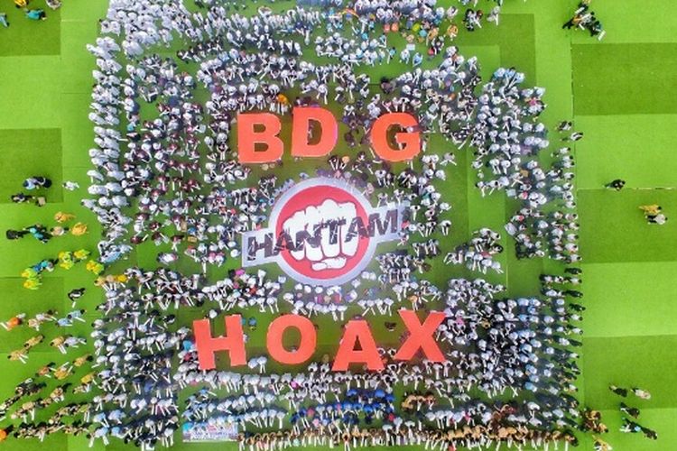 Warga Bandung saat membentu koreo bertuliskan Bandung Hantam Hoax di Alun-alun Bandung, Senin (20/2/2017). Foto: Humas Pemkot Bandung