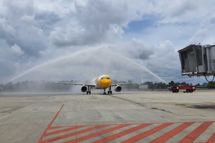 Pesawat Fly Scoot Airlines dari Singapura saat mendarat disambut dengan prosesi water salute di Bandara SSK II Pekanbaru, Riau, Senin (24/10/2022).