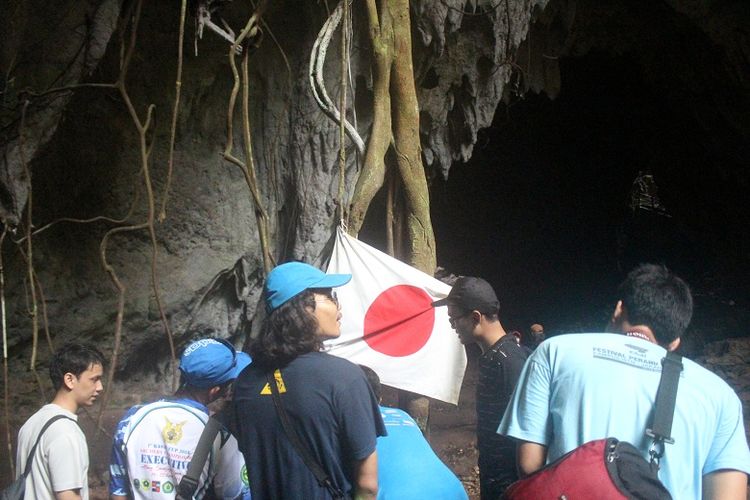 Tim ekspedisi Bumi Cenderawasih Mapala UI mengunjungi obyek wisata Goa Jepang di Biak Numfor, Papua Barat. Ekspedisi Bumi Cenderawasih bertujuan untuk menyingkap potensi wisata di Papua Barat.
