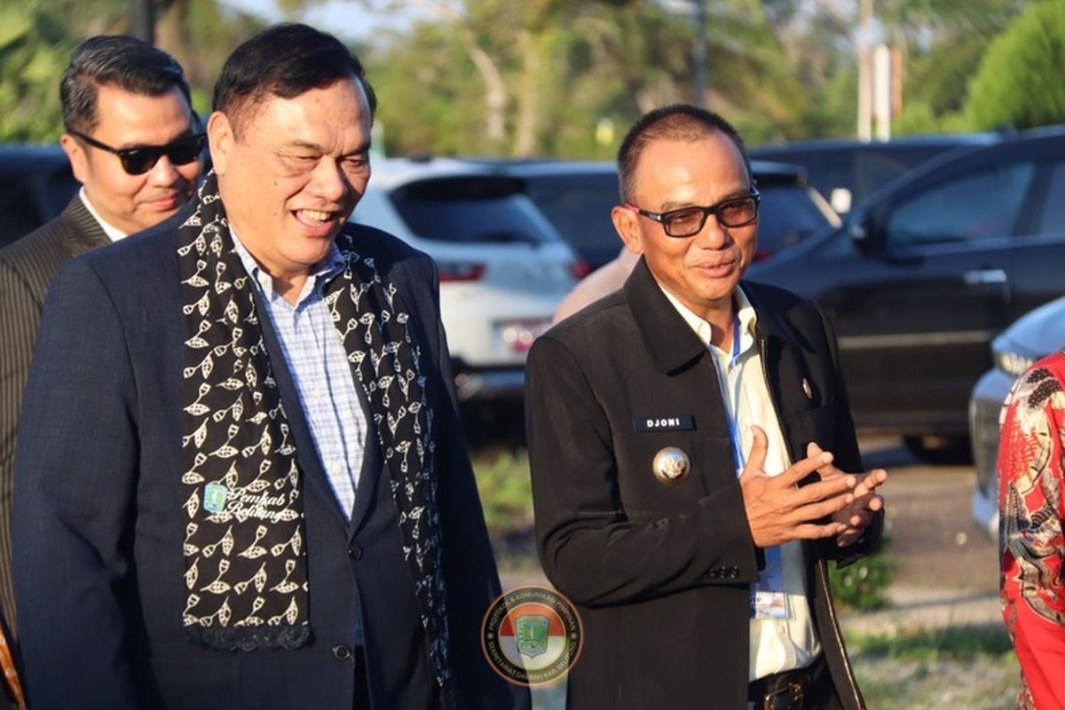 Duta Besar RI untuk Singapura Dr Hotmangaradja Pandjaitan (kiri) bersama Bupati Belitung H Djoni Alamsyah. 