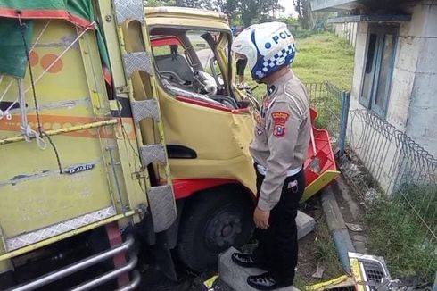 Keluar dari Terminal Purboyo, Bus Mira Dihantam Truk Bermuatan Tepung Porang