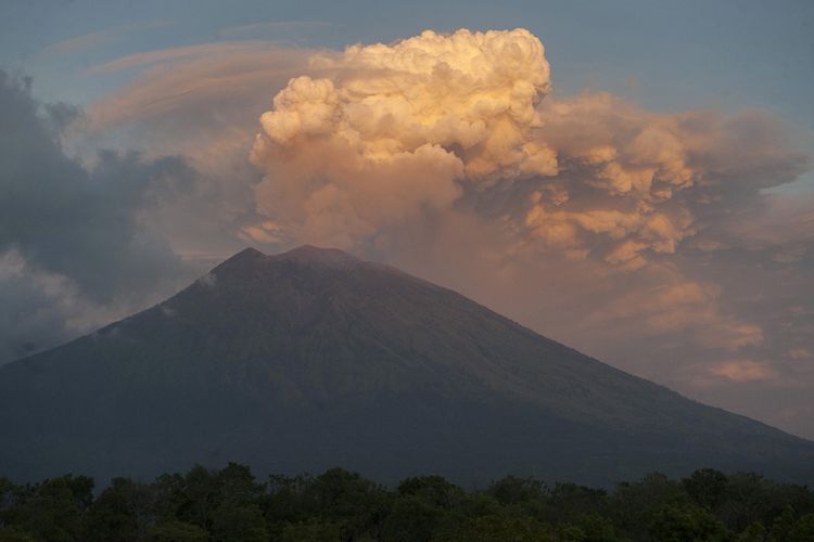 Asap dan abu vulkanik keluar dari kawah Gunung Agung terlihat dari Desa Datah, Karangasem, Bali, Jumat (29/6/2018). Erupsi Gunung Agung dengan ketinggian asap dan abu mencapai 2.000 meter menyebabkan kawasan barat daya dan barat gunung berstatus siaga itu terpapar abu vulkanis dan berdampak pada penutupan sementara operasional Bandara Internasional Ngurah Rai pada Jumat ini mulai pukul 03.00 WITA - 19.00 WITA.