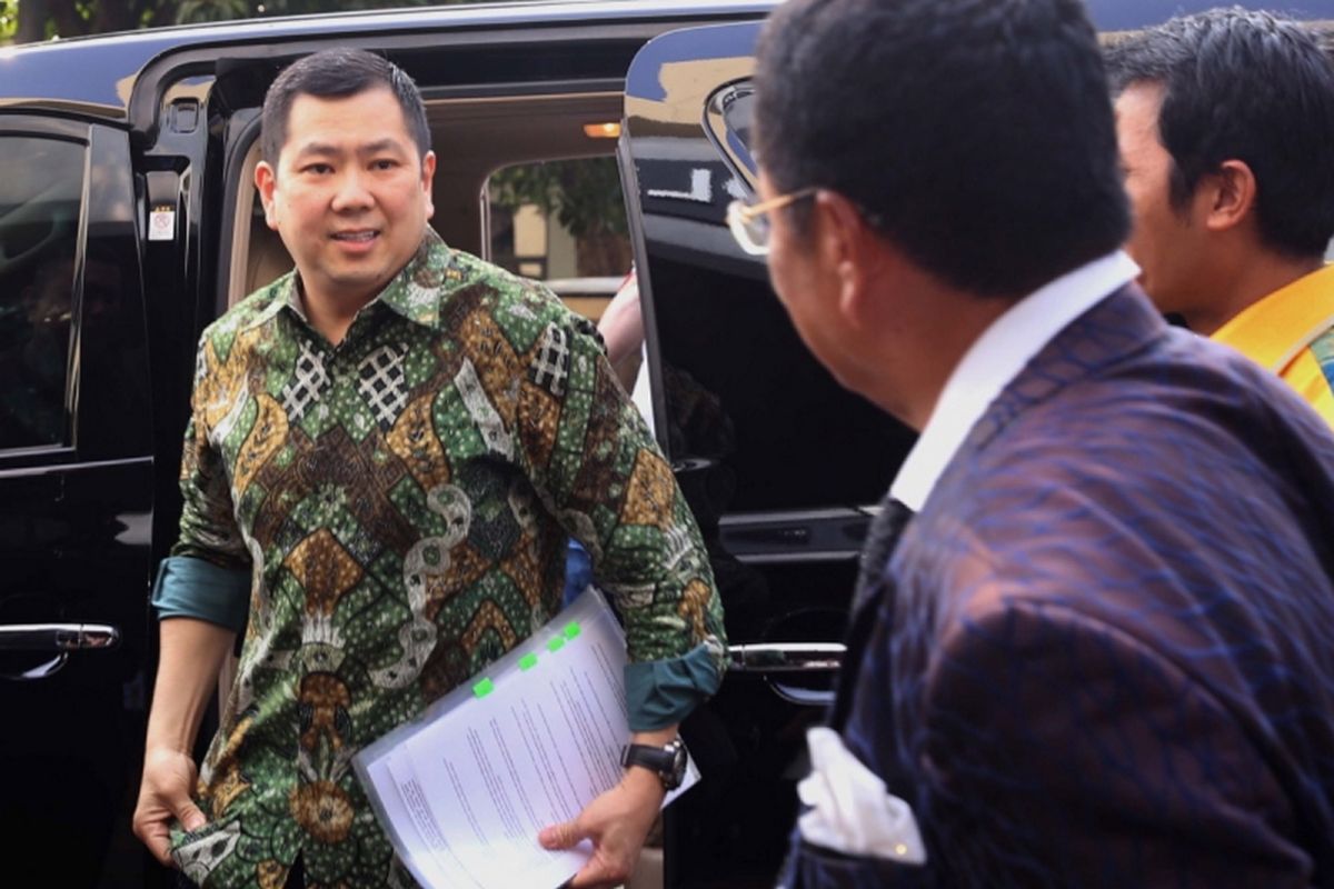 CEO MNC Group, Hary Tanoesoedibjo memenuhi panggilan penyidik untuk diperiksa sebagai tersangka di kantor Bareskrim Polri, Jakarta, Jumat (7/7/2017). Hary Tanoesoedibjo dijerat dalam kasus dugaan ancaman melalui pesan singkat kepada Kepala Subdirektorat Penyidik Jaksa Agung Muda Pidana Khusus Yulianto.