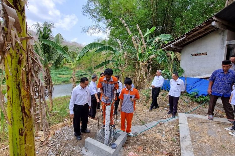 Pemasangan EWS Banjir karya SMK N 1 Pundong, Bantul. Rabu (1/11/2023)