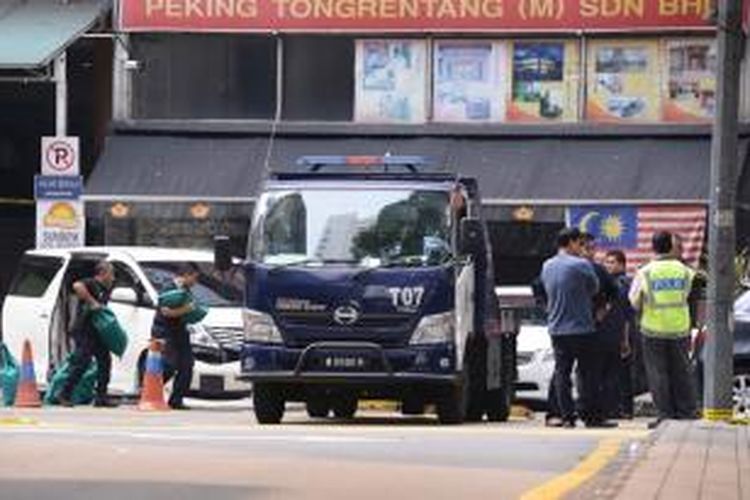 Tim forensik kepolisian Malaysia melakukan pemeriksaan di lokasi ledakan granat di kawasan wisata Bukit Bintang, Kuala Lumpur, Kamis (9/10/2014).