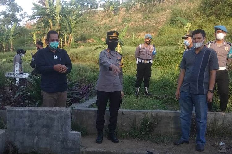 Wali Kota Padang Sidempuan Irsan Efendi Nasution bersama Kapolres AKBP Juliani Prihartini dan Tim Satgas mengunjungi lokasi pemakaman dan bertemu dengan warga sekitar, Minggu (23/5/2021). Warga tetap menolak dan meminta agar makam jenazah pasien Covid-19 dipindahkan dengan alasan takut tertular.