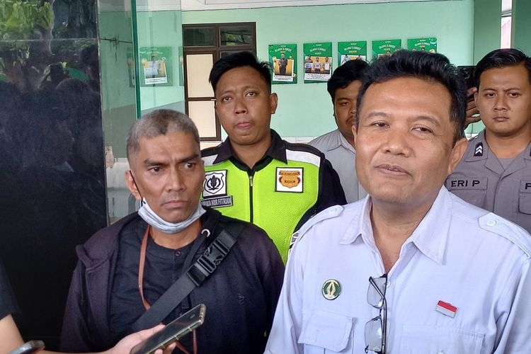 Kepala Sekolah SMP 10 Yogyakarta Edi Thomas (putih) saat jelaskan dugaan kebocoran seragam, Rabu (7/5/2025)