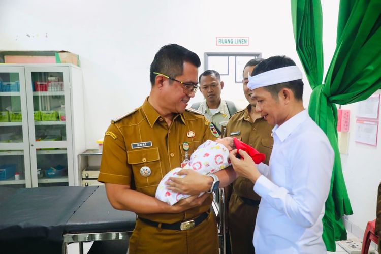 Bayi Terlantar Ditemukan di Purwakarta, Bupati Tunjuk Camat Jadi Ayah Asuh