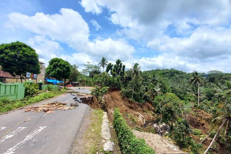 Kepala Desa Girikencana Kecamatan Parungponteng Kabupaten Tasikmalaya, Jawa Barat, Robai menunjukkan longsoran jalan dan SDN 2 Parungponteng yang rawan amblas jika terjadi longsor susulan pada Rabu (2/11/2022).