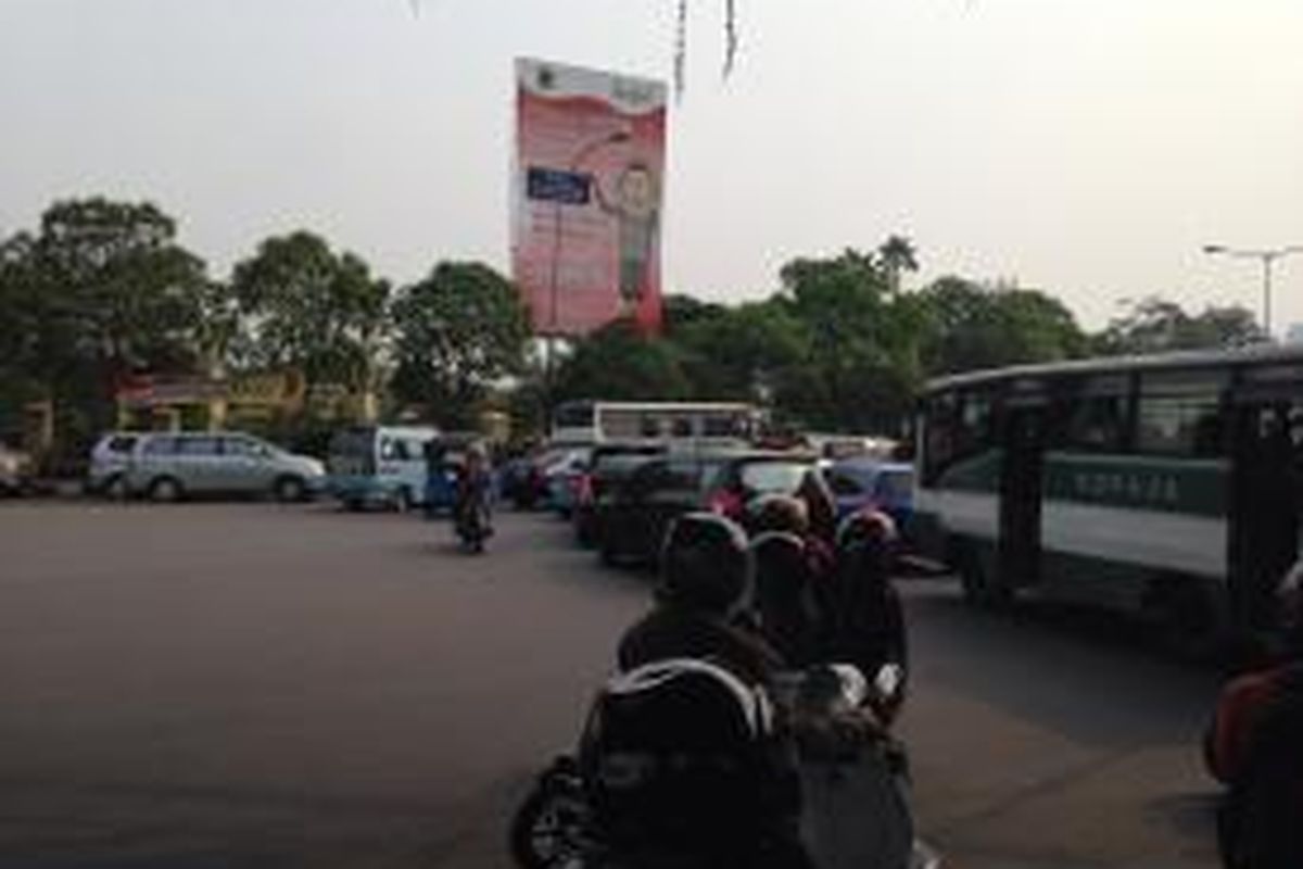 Arus lalu lintas dari arah Tanah Abang tersendat saat memasuki Jalan Penjernihan 1, samping Taman Permakaman Umum (TPU) Karet Bivak, Jakarta Pusat, Minggu (14/6/2015). Ramainya peziarah yang datang dan banyaknya kendaraan yang diparkir di pinggir jalan menjadi salah satu penyebab kemacetan. 