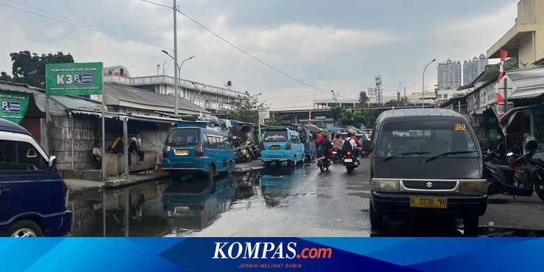 Genangan Air Dekat Stasiun Depok Baru Tak Pernah Surut dan Timbulkan Bau Amis