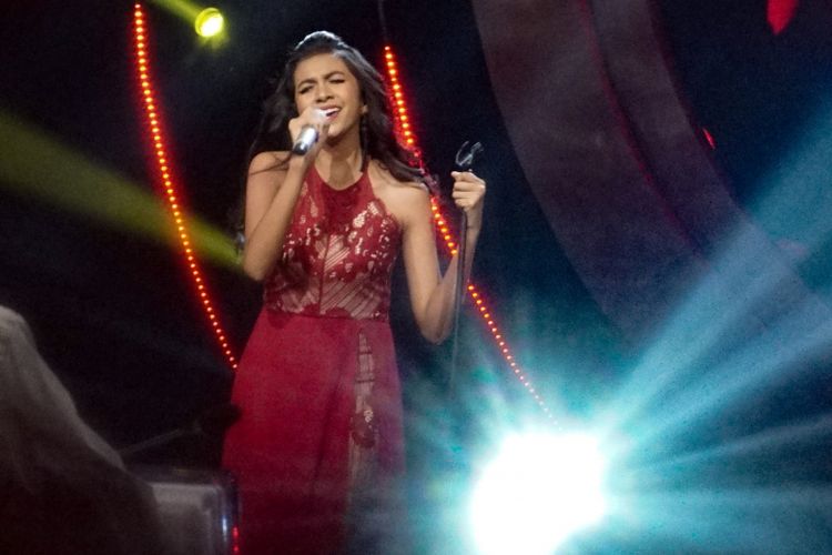 Kontestan Whitney Julinetha tampil dalam babak top 15 Indonesian Idol 2018 atau Season 9 di Studio 11 MNC Studios, Kebon Jeruk, Jakarta Barat, Senin (22/1/2018).