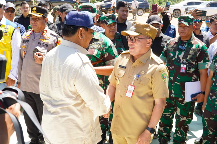 Penjabat (Pj) Bupati Penajam Paser Utara (PPU) Makmur Marbun saat bersalaman dengan Menteri Pertahanan RI Prabowo di Ibu Kota Nusantara (IKN), Senin (18/3/2024).