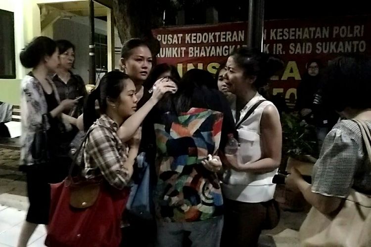 Isak tangis keluarga dan kerabat Davidson Tantono (30), korban penembakan di SPBU Daan Mogot pecah setelah almarhum dimasukkan ke dalam mobil jenazah, Jumat (9/6/2017).