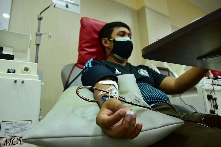 Penyintas Covid-19 mendonorkan plasma konvaselen di PMI Bandung, Jalan Aceh, Kota Bandung, Jawa Barat, Senin (5/7/2021). Permintaan plasma konvaselen di Kota Bandung cukup tinggi bahkan sempat mencapai angka 581 permintaan, akan tetapi jumlah permintaan itu tak sebanding dengan pendonornya.