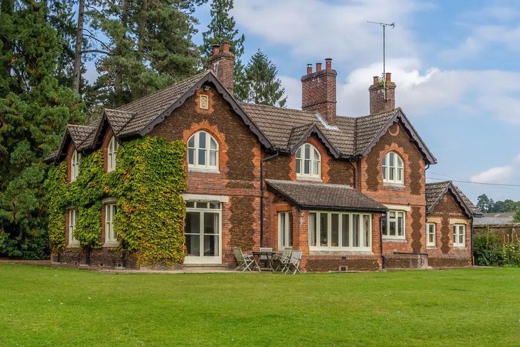 Ilustrasi Garden House yang berada di tanah milik Ratu Elizabeth II di Sandringham, Norfolk. Rumah ini disewakan melalui platform Airbnb.