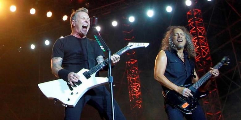 Vokalis sekaligus gitaris Metallica, James Hetfield (kiri), bersama sang gitaris, Kirk Hammett, mengentak Jakarta dalam konser band metal dari AS itu di Stadion Utama Gelora Bung Karno, Senayan, Jakarta Pusat, Minggu (25/8/2013) malam.