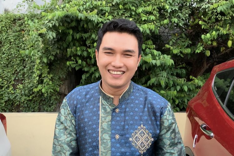 Artis peran Aldi Taher bicara soal kegiatannya selama bulan Ramadhan dan persiapan mudik saat ditemui di kawasan Bekasi Barat, Kamis (28/4/2022).