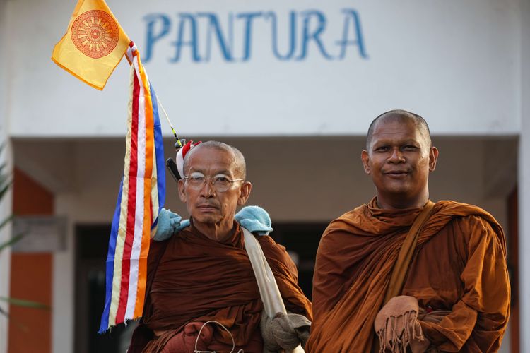 Biksu istirahat saat menjalani ritual thudong di Kota Tegal, Jawa Tengah, Rabu (24/5/2023). Sebanyak 32 biksu jalan kaki dari Thailand menuju Candi Borobudur untuk meyambut Hari Raya Waisak.