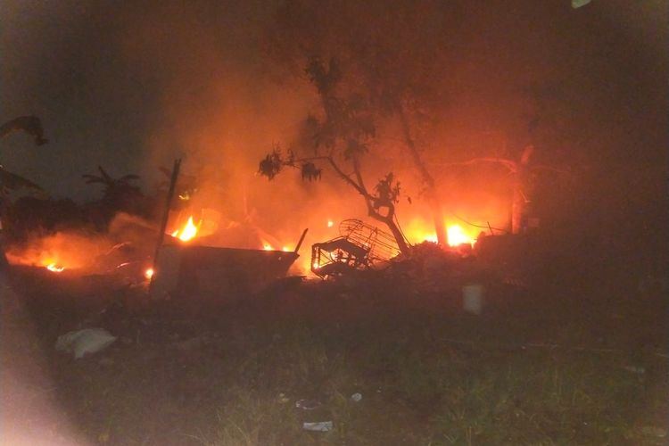 Kondisi rumah pelaku yang rata dengan tanah usai dibakar warga di kawasan komplek perumahan Aditarina, Kecamatan Manggala, Kota Makassar, Sulsel, pada Selasa (4/7/2023). 
