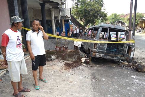 Sebuah Mobil Terbakar di Magetan, Diduga Angkut BBM, Sopir Selamat