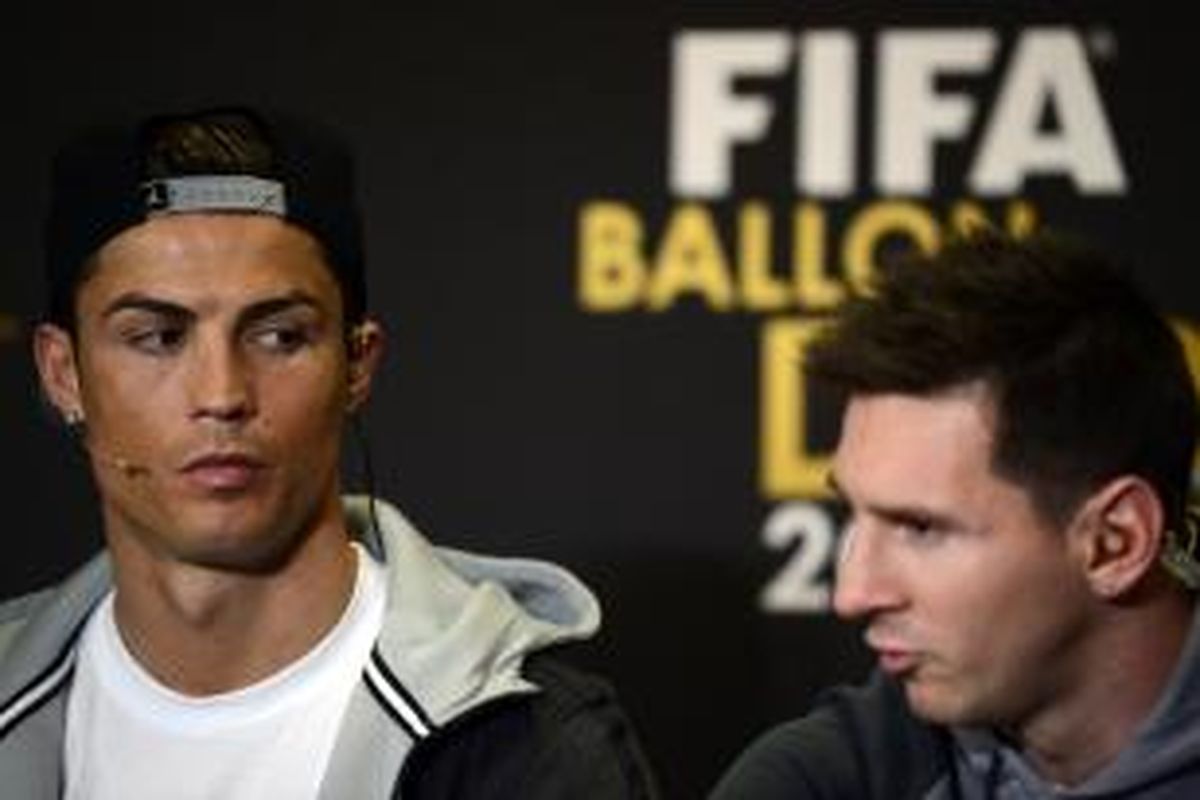 Bintang Real Madrid, Cristiano Ronaldo bersama Lionel Messi saat hadir dalam malam penganugerahan FIFA Ballon d'Or 2013 di Zurich, Swiss, Senin (13/1/2014). 
