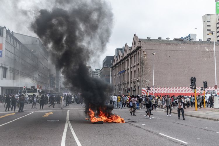 Demo Antiimigran di Afsel Memanas, Warga Asing Tewas Dikeroyok 50 Orang