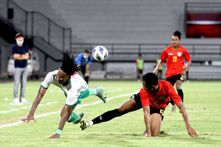 Pemain Timnas Indonesia Ronaldo Kwateh berduel dengan pemain Timnas Timor Leste saat pertandingan ujicoba dalam rangka FIFA Matchday yang berakhir dengan skor 0-3 di Stadion Kapten I Wayan Dipta Gianyar, Minggu (30/1/2022) malam. 