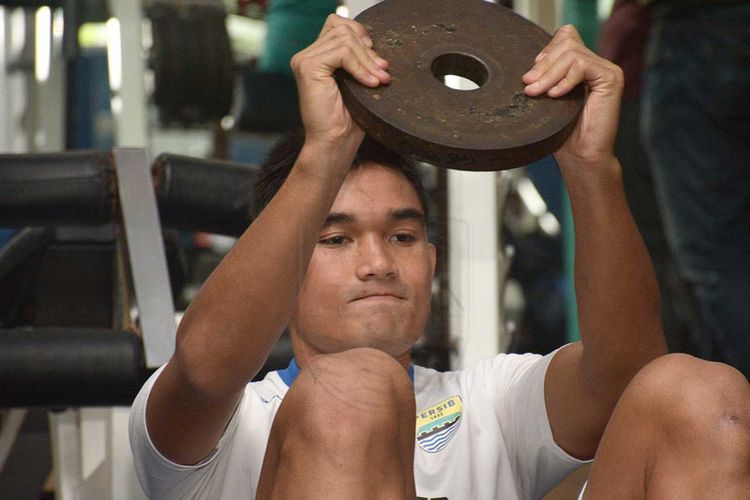 Pemain baru Persib Bandung Zalnando saat menjalani sesi latihan Sosi Universe Fitness, Minggu (20/1/2019).