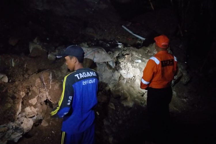 Longsoran terjadi di Desa Kayumas, Kecamatan Arjasa, Kabupaten Situbondo, Provinsi Jawa Timur pada Selasa (28/11/2023).