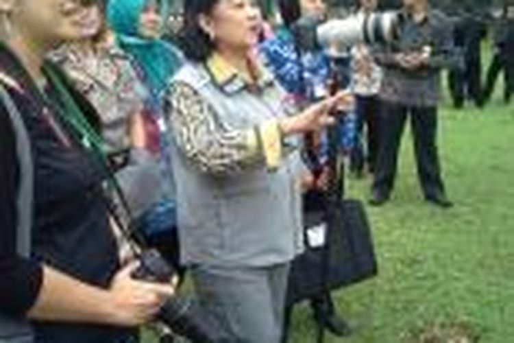 Ibu Negara Ny Ani Yudhoyono menggelar kopi darat bersama dengan pengikutnya di Instagram. Kopi darat digelar di Kompleks Istana Kepresidenan Bogor, Jawa Barat, Jumat (5/7/2013), dan diisi dengan berbagai acara, termasuk berburu foto bersama.