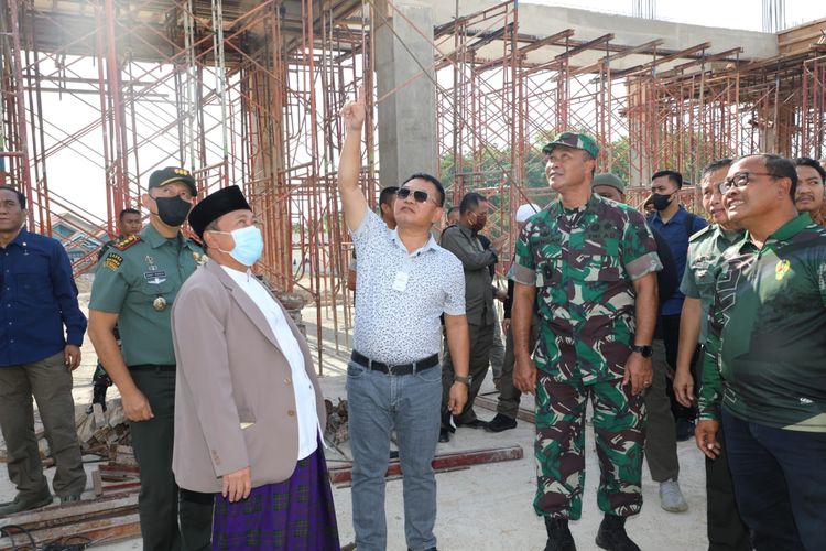 Kepala Staf Angkatan Darat (KSAD) Jenderal Dudung Abdurachman meninjau pembangunan Masjid Syarif Abdurahman di Desa Astana, Gunungjati, Cirebon, Jawa Barat, Kamis, (28/7/2022). 