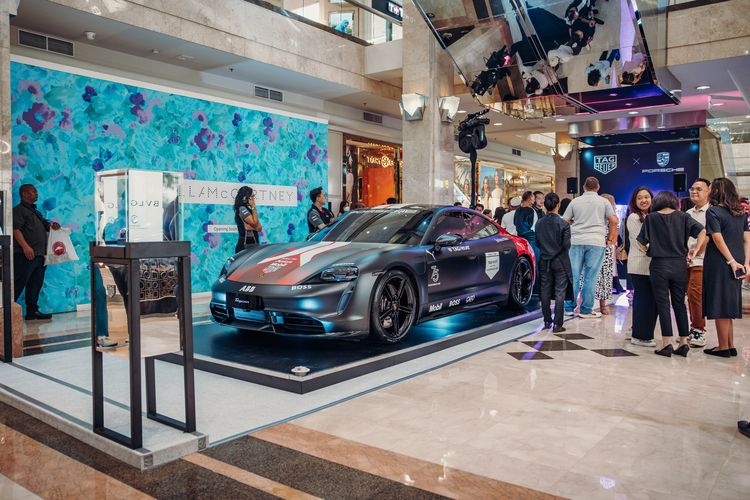 Porsche di acara di TAG Heuer butik di Plaza Senayan pada 31 Mei 2023.