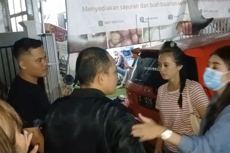 Para korban dugaan penipuan investasi pengadaan barang dengan kerugian sampai Rp 52 miliar oleh pelaku pasutri muda menggeruduk rumah pelaku di Manonjaya, Kabupaten Tasikmalaya, Jawa Barat, Rabu (24/4/2024) malam.
