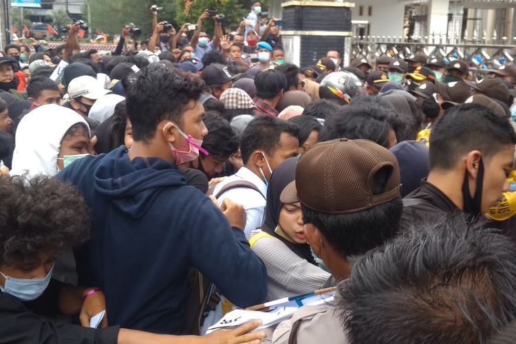 Aksi dorong mahasiswa dan polisi saat demo menolak UU Cipta Kerja di pintu masuk kantor DPRD Pematangsiantar, Kamis (8/10/2020).