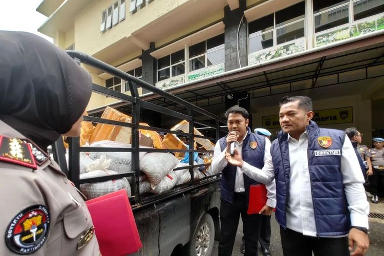 Solar Subsidi Lebih dari 2 Ton Disamarkan seperti Muatan Ikan di Sumbar, Nyaris Celakai Petugas saat Dikejar