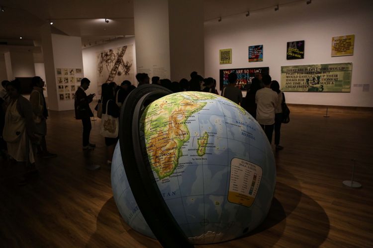 Pengunjung melihat lukisan dalam pameran bertajuk ART TURNS. WORLD TURNS. di Museum of Modern and Contemporary Art in Nusantara (MACAN), Kebon Jeruk, Jakarta Barat, Sabtu (4/11/2017). Pameran ini menampilkan 90 karya seni dari 800 koleksi Haryanto Adikoesomo mulai dari seni rupa modern Indonesia hingga seni modern dan kontemporer dari seluruh dunia. Pameran terbuka untuk umum pada 4 November 2017 hingga 18 Maret 2018.